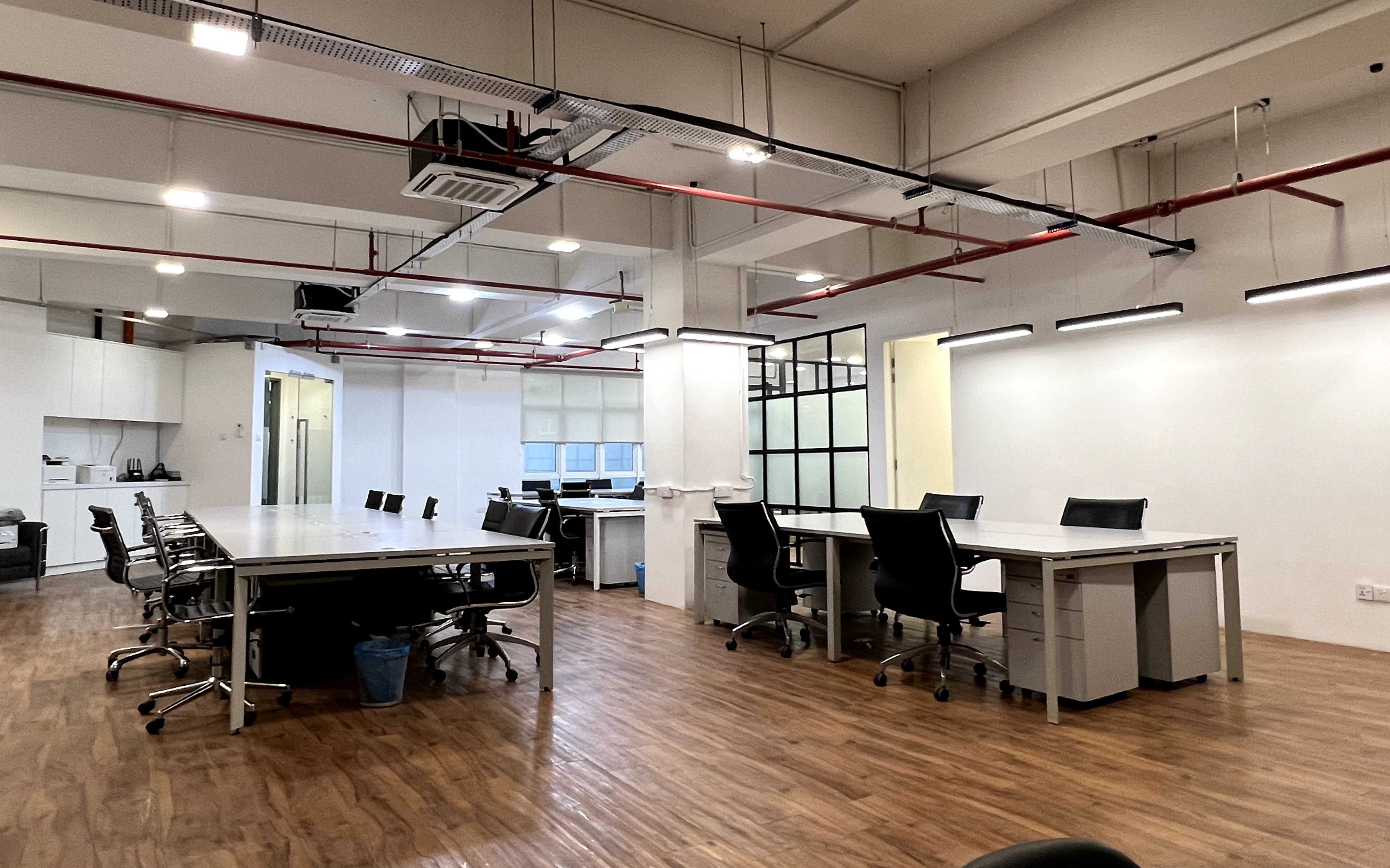 Detik Ideal workplace setup adopts an open and airy space to cultivate the culture of creativity, collaboration and productivity.